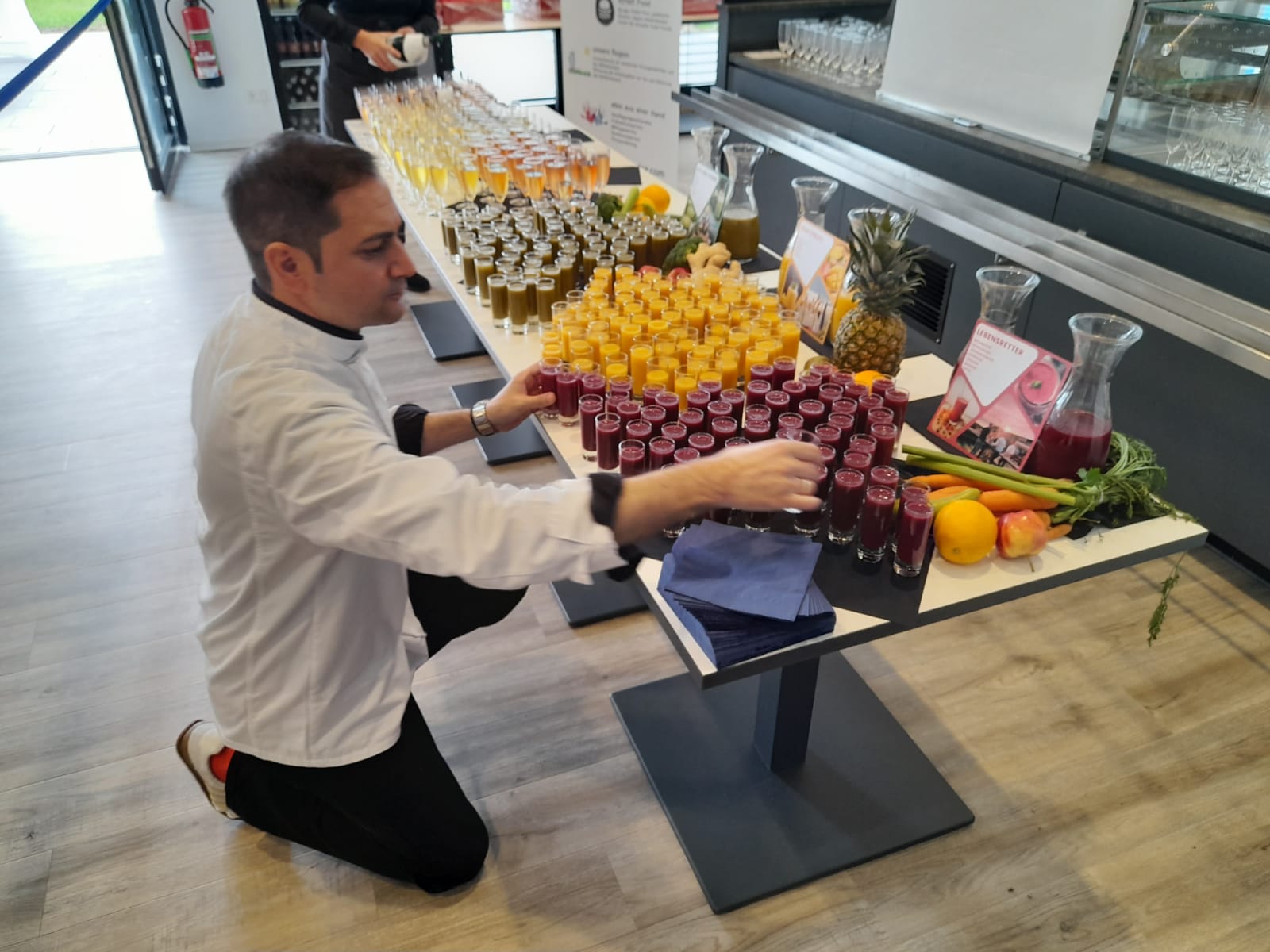 Paris Andreadis bei der Präsentation eines Getränkekonzepts