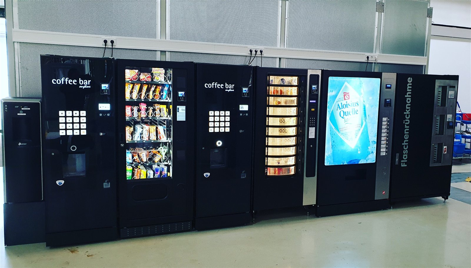 Automatenstation mit Kaffeeautomaten, Snacks, Verpflegungsautomat, Getränkeautomat und Flaschenrücknahme