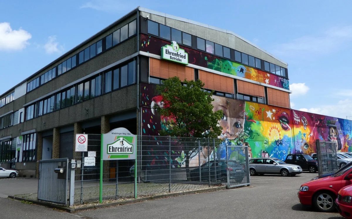 Außenansicht des Betriebsgebäudes Ehrenfried mit farbig gestalteter Fassade