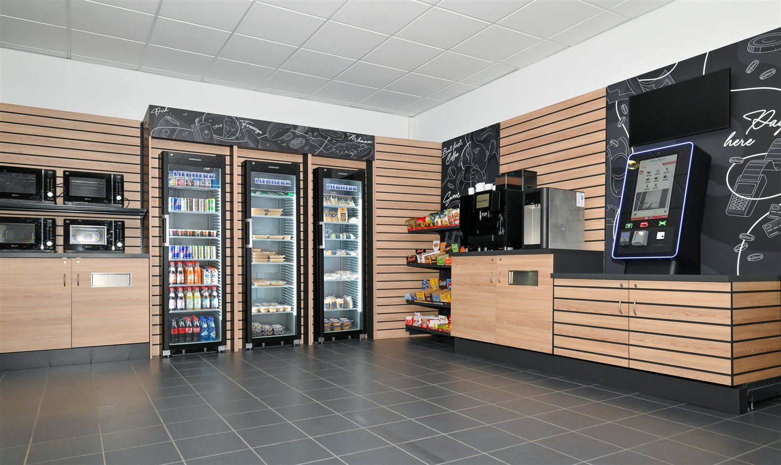 Micromarkt mit Kühlgeräten, Snacks, Geräten zum Erwärmen der Speisen, Kaffeeversorgung und Self-Checkout